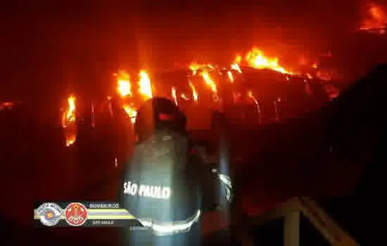 Incêndio atinge indústria de materiais de borracha na Grande São Paulo