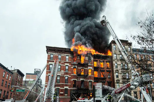 Seis pessoas, incluindo crianças, morrem durante incêndio a um prédio em NY