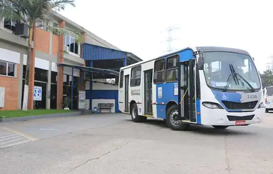 Incêndio em garagem destrói seis micro-ônibus na zona norte de SP