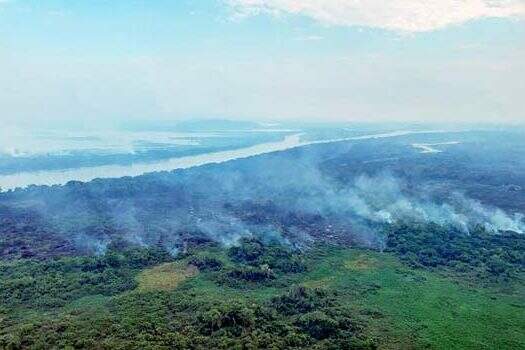 Incêndio destrói área do Pantanal perto de Corumbá