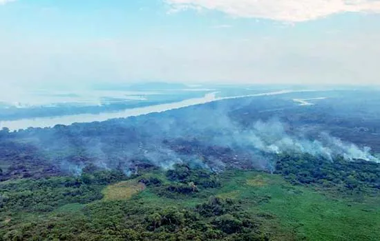 Incêndio destrói área do Pantanal perto de Corumbá