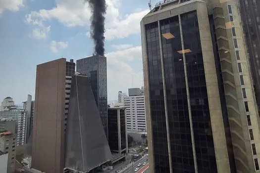 Incêndio atinge prédio na Avenida Paulista e bombeiros são acionados