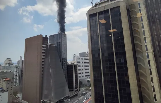 Incêndio atinge prédio na Avenida Paulista e bombeiros são acionados