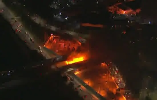 Incêndio atinge a ponte do Jaguaré na Marginal do Pinheiros