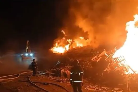 Incêndio atinge madeireira em São Rafael, na zona leste de SP_x000D_