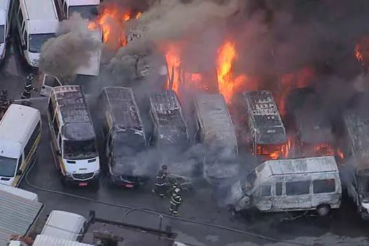 Incêndio atinge vans e micro-ônibus em São Bernardo do Campo