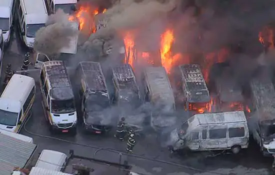 Incêndio atinge vans e micro-ônibus em São Bernardo do Campo