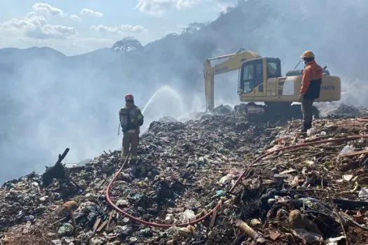 Bombeiros ainda trabalham para controlar fogo em lixão de Teresópolis