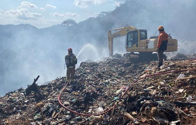 Bombeiros ainda trabalham para controlar fogo em lixão de Teresópolis