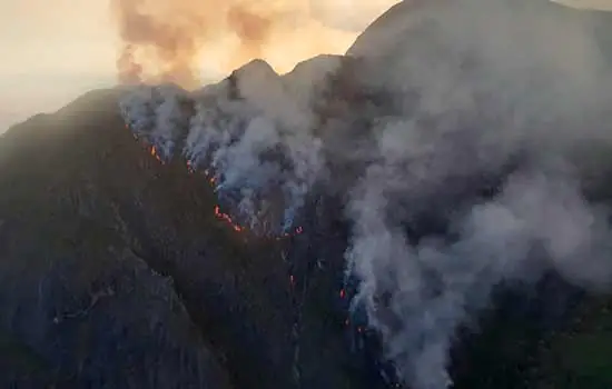 Forças Armadas ajudam a combater incêndio na Serra da Mantiqueira