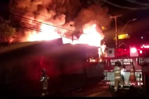 Incêndio atinge garagem de ônibus de duas empresas em Petrópolis (RJ)