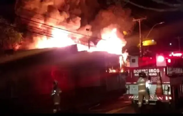 Incêndio atinge garagem de ônibus de duas empresas em Petrópolis (RJ)