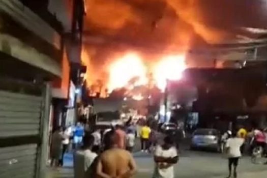 Incêndio atinge indústria química na zona norte de SP_x000D_