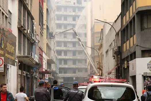 Edifício que pegou fogo no centro de São Paulo será demolido