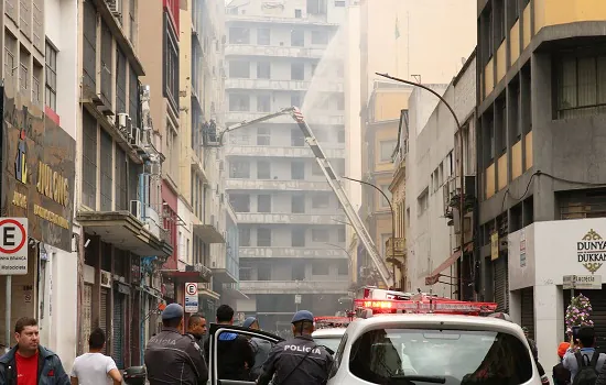 Edifício que pegou fogo no centro de São Paulo será demolido