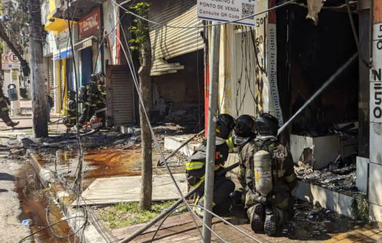 Causas do incêndio em prédio comercial na avenida Santo Amaro (SP) ainda são desconhecidas