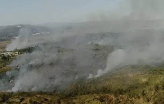 Incêndio atinge área de parque estadual na região metropolitana de SP