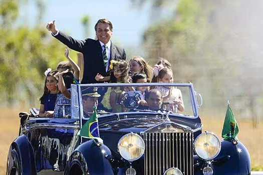 Em cerimônia reduzida do Dia da Independência, Bolsonaro cumprimenta apoiadores