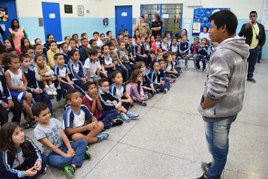 Tribo indígena troca experiência com alunos em Diadema