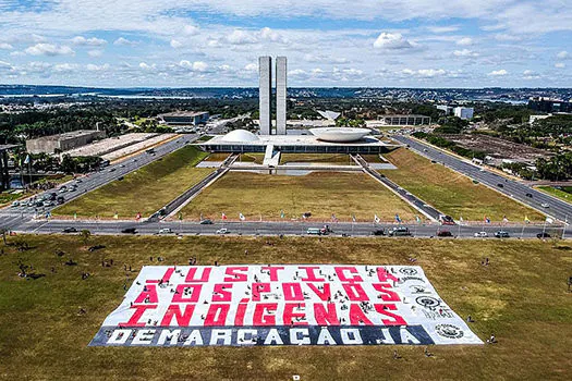 Indígenas fecham rodovias e protestam em Brasília contra PL sobre demarcação