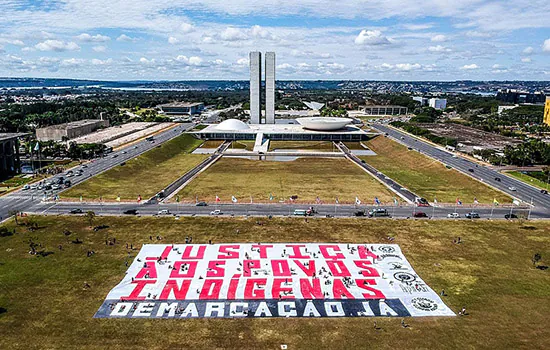 Indígenas fecham rodovias e protestam em Brasília contra PL sobre demarcação