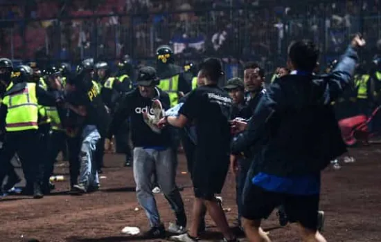 Indonésia afasta nove policiais após tumulto que matou mais de 130 em estádio