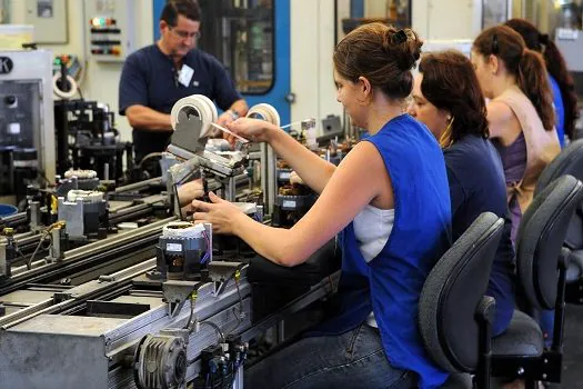 Produção industrial recua em dez dos 15 locais pesquisados pelo IBGE