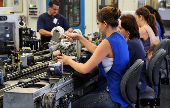 Produção industrial recua em dez dos 15 locais pesquisados pelo IBGE