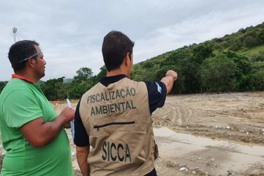 Polícia identifica responsável por despejo irregular no Rio Guandu