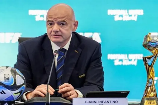 Infantino é reeleito presidente da Fifa e permanece no cargo até 2027