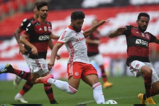 Com a cabeça na Libertadores, Flamengo encara Inter para ainda sonhar com o tri