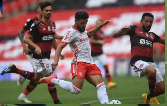 Com a cabeça na Libertadores