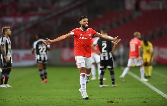 Internacional vence Botafogo de virada e sobe para a 5ª colocação