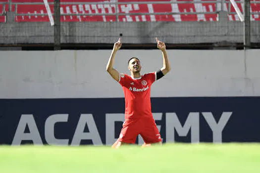 Internacional vence o Bragantino fora de casa e cola na liderança