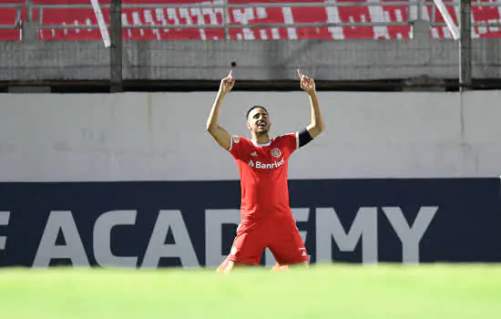 Internacional vence o Bragantino fora de casa e cola na liderança