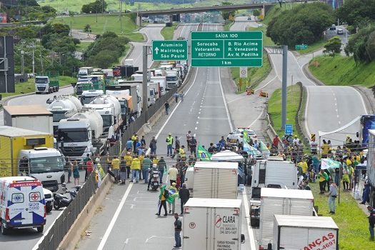 Bloqueios em estradas continuam mesmo após determinação do STF