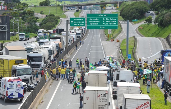 Bloqueios em estradas continuam mesmo após determinação do STF