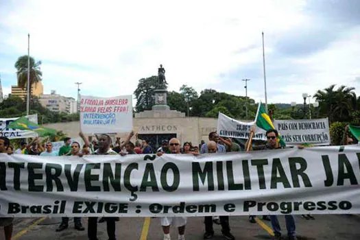 INTERVENÇÃO MILITAR NÃO: Aliados de Bolsonaro tentam isolar extremistas