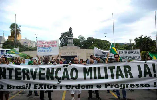 INTERVENÇÃO MILITAR NÃO: Aliados de Bolsonaro tentam isolar extremistas