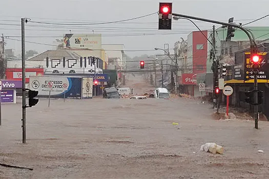 Chuva intensa alaga centro, arrasta carros e causa estragos em São Carlos_x000D_