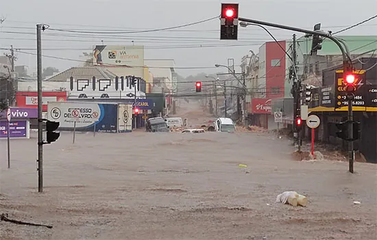 Chuva intensa alaga centro