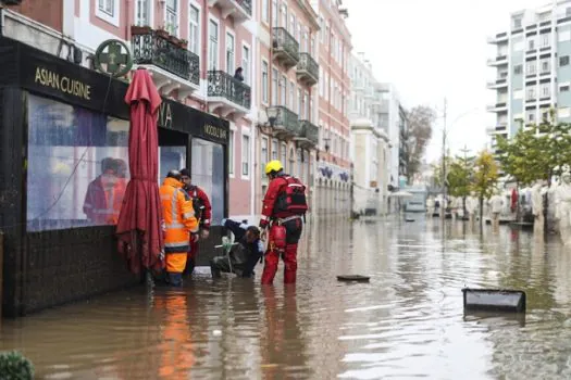 Tempestade provoca inundações em Portugal e Lisboa fica embaixo d’água