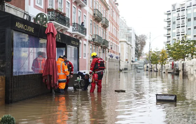 Tempestade provoca inundações em Portugal e Lisboa fica embaixo d’água