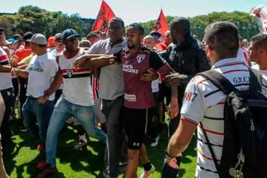 Sem paciência com os times, torcidas protestam com mais violência