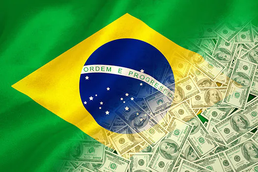 Dólar fecha em queda e Bolsa sobe, com possíveis medidas de corte de gastos pelo governo