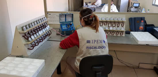 Ipem-SP verifica aparelhos de medir pressão arterial utilizados em hospitais no fabricante em São Bernardo do Campo