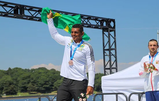 Isaquias Queiroz é campeão no Mundial de canoagem e chega à 13ª medalha