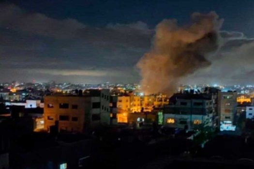 Milhares de pessoas saqueiam armazéns em Gaza à medida que Israel amplia isolamento