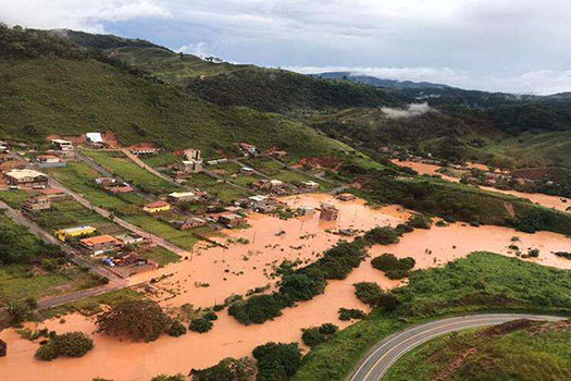 Bombeiros encontram mais três soterrados em Santa Maria de Itabira