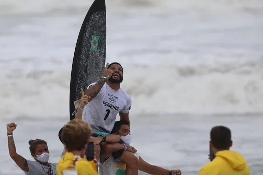 Ítalo Ferreira chega ao Brasil como primeiro campeão olímpico do surfe